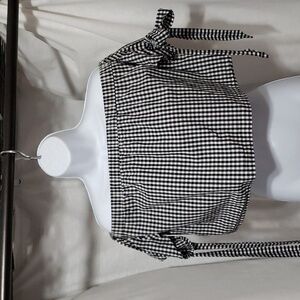 Skylar & Madison.NWOT. Black & White Gingham Crop Top; Statement Sleeve  Size M.